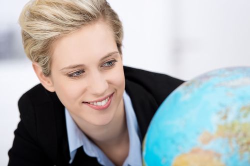 Foto: Frau mit Globus